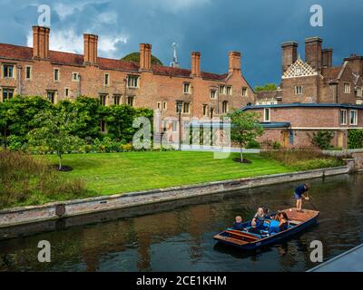 Punting sul fiume Cam di fronte al Magdalene College, Cambridge University. Cambridge turismo. Foto Stock