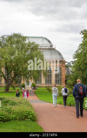 I visitatori camminano verso Palm House, Royal Botanic Garden, Edinburgh Scotland UK Foto Stock