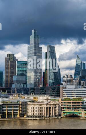 22 Bishopsgate aka Twentytwo e il Leadenhall Building in 122 Leadenhall Street, alias Cheesegrater, nel quartiere finanziario della City of London Foto Stock