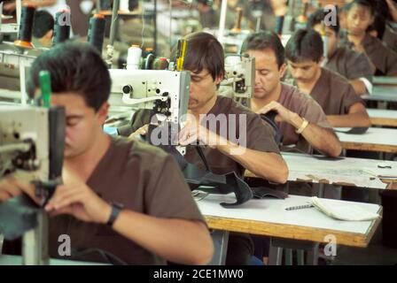 Leon Messico,Mexicans Ispanic Guanajuato state,Emyco Shoe Factory,lavoratori dipendenti,linea di produzione di lavorazione scarpe da cucire stivali stabilimento di produzione Foto Stock