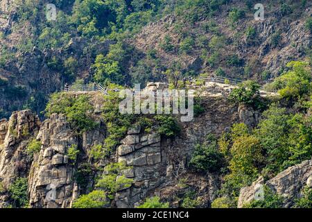 Vista dal Witches Dance Floor su Rosstrappe. Il Rosstrappe è un'alta 1,322 metri di granito nelle montagne di Harz in Germania. Foto Stock