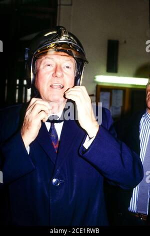 Archivi Francia: Jean-Marie le Pen, presidente del fronte nazionale francese, visita a Vigili del fuoco, 1991, Lione, Francia Foto Stock