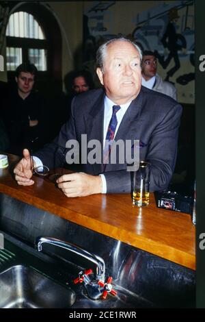 Archivi Francia: Jean-Marie le Pen, presidente del fronte nazionale francese, visita a Vigili del fuoco, 1991, Lione, Francia Foto Stock