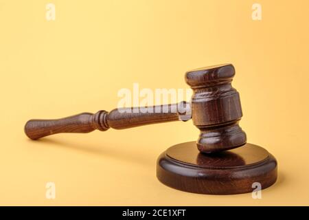 Gavel e tavola sonora sul giallo Foto Stock