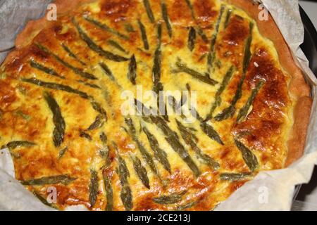 pasticceria fatta in casa con spinaci, pancetta, quiche fiorentine, formaggio Foto Stock