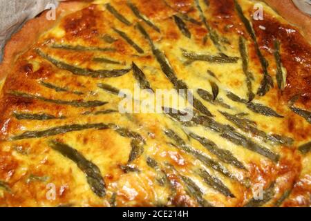 pasticceria fatta in casa con spinaci, pancetta, quiche fiorentine, formaggio Foto Stock