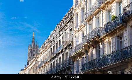 Bordeaux in Francia, facciate tipiche, con la torre Pey Berland sullo sfondo Foto Stock