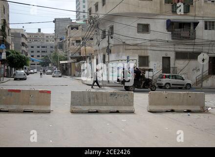 Gaza. 30 agosto 2020. Le barriere sono poste su una strada durante il blocco per frenare la diffusione del COVID-19 nella città di Gaza, il 30 agosto 2020. Domenica la Palestina ha registrato 536 nuovi casi COVID-19, portando il numero totale di infezioni nei territori palestinesi a 29,063, di cui 166 morti e 19,479 recuperi. Gli Hamas, dominatore della striscia di Gaza, hanno dichiarato il sabato un prolungamento del blocco di 48 ore nell'enclave costiera per limitare la diffusione del coronavirus. Credit: Rizek Abdeljawad/Xinhua/Alamy Live News Foto Stock