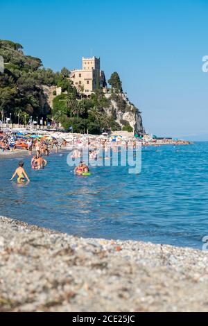 Spiaggia e persone che nuotano in mare a finale Ligure, Liguria, Italia Foto Stock