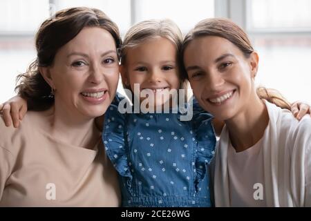 Ritratto della famiglia multigenerazionale multigenerazionale di bonding di razza mista. Foto Stock