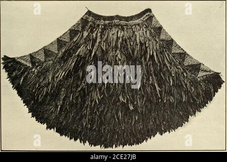 . Memorie del Museo Vescovile di Bernice Pauahi . Fig. 38 ed è di colore rosso iiwi con triangoli e bande di 00 gialli. Anche se non si allarga il pattern può essere facilmente visto. L'intera larghezza è 84 pollici; la profondità alla parte posteriore 60 pollici e davanti 36 pollici; la fascia del collo è 33 pollici. Nella foto le piume sembrano essere molto indossate, ma quando si vedono a Wellington nel 1912 non hanno fatto quell'impressione, anche se l'esame è stato, a causa del tempo limitato, ma cursory.The fascia mediale è degno di nota. Il secondo mantello, Fig. 39, ricorda un altro dei Cookcape nel Museo Australiano, Sydney, ma Foto Stock