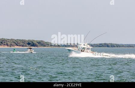 Due barche a motore si incontrano vicino a una boa di navigazione, Sag Harbour, NY Foto Stock