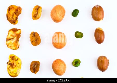 Primo piano uno snack messicano misto composto da arachidi, piselli, cracker noci, fave, salati e conditi con peperoncino in polvere Foto Stock