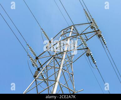 Primo piano di una torre di trasmissione e di linee elettriche Foto Stock