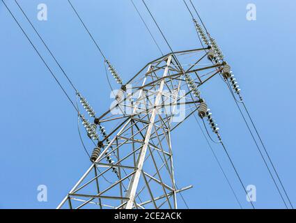 Primo piano di una torre di trasmissione e di linee elettriche Foto Stock