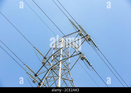 Primo piano di una torre di trasmissione e di linee elettriche Foto Stock