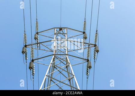 Primo piano di una torre di trasmissione e di linee elettriche Foto Stock