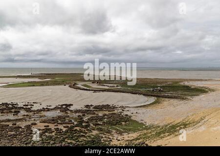 Isola di Aix, Francia. 25 Agosto 2020. Oyster agricoltori che lavorano su Ile d'Aix in Charente-Maritime, Francia. Foto Stock