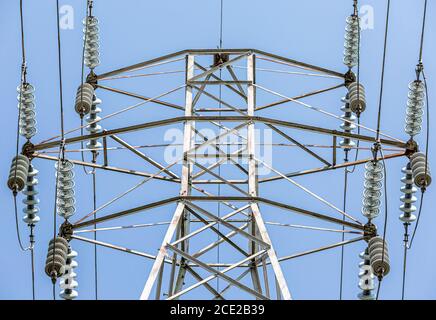 Primo piano di una torre di trasmissione e di linee elettriche Foto Stock