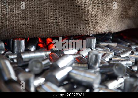 Impianto di produzione cuscinetti. Ricottura o trattamento termico dei rulli metallici (termoindurenti) in forno speciale. Contesto industriale astratto. Kazakistan. Foto Stock