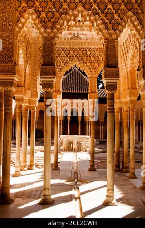 Il cortile dei Leoni dell'Alhambra di Granada, Spagna. Foto Stock