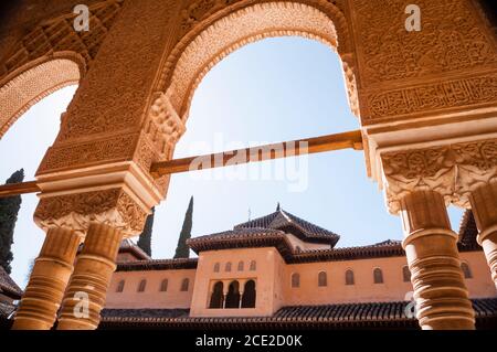 Alhambra a Granada archi a ferro di cavallo e incisioni arabesche in Spagna. Foto Stock