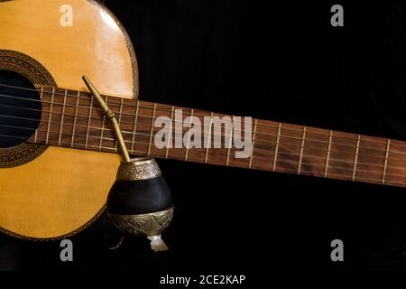 Accoppiamento e chitarra, concetto di folklore argentino, isolato su sfondo nero Foto Stock