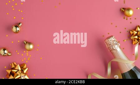 Bottiglia di champagne con stelle di confetti, decorazioni a palle d'oro e festa in streaming su sfondo rosa. Festa di Natale o concetto di compleanno. Piatto, t Foto Stock