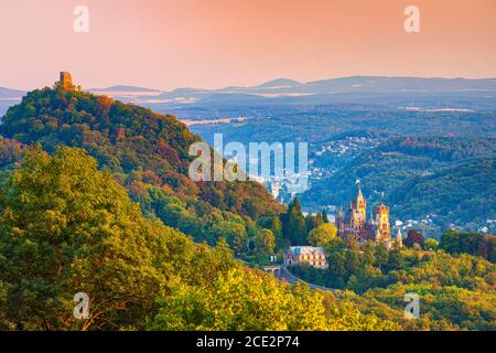 Drachenburg al crepuscolo. Schloss Drachenburg è una villa privata in stile palazzo e costruita nel tardo 19 ° secolo. È stato completato solo in Foto Stock