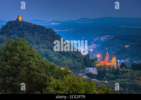 Drachenburg al crepuscolo. Schloss Drachenburg è una villa privata in stile palazzo e costruita nel tardo 19 ° secolo. È stato completato solo in Foto Stock
