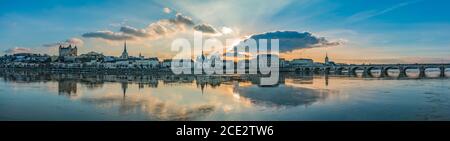 Un panorama di Saumur focalizzata sul fiume Loira e i suoi punti di riferimento. Foto Stock