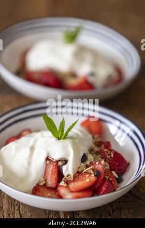 Yogurt con muesli e fragole Foto Stock