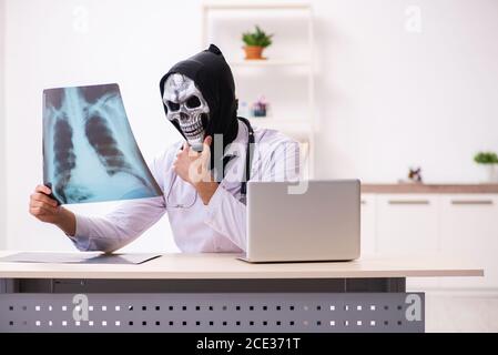 Medico del diavolo maschile radiologo che lavora in clinica Foto Stock