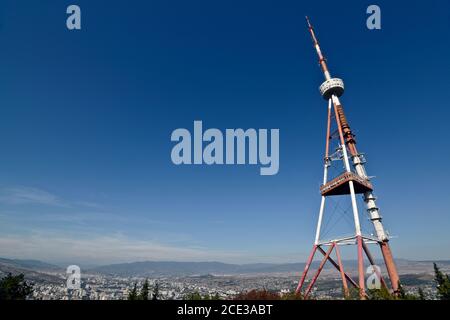 Torre della trasmissione televisiva in cima alla montagna Mtatsminda, Tbilisi, Repubblica di Georgia Foto Stock