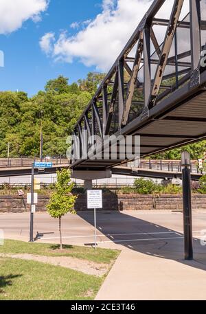 Una passerella in metallo sul secondo viale nel quartiere di Oakland, Pittsburgh, Pennsylvania, Stati Uniti Foto Stock