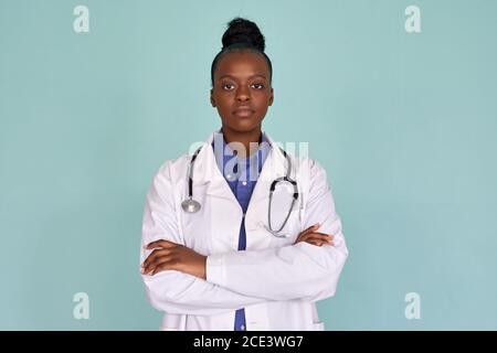 Sicuro africano femmina medico guardando la macchina fotografica su sfondo menta, ritratto. Foto Stock