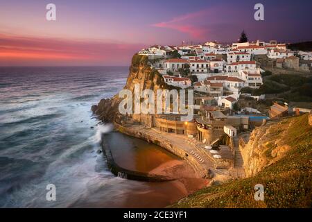 Azenhas do Mar tradizionale pittoresco villaggio in Portogallo al tramonto Foto Stock