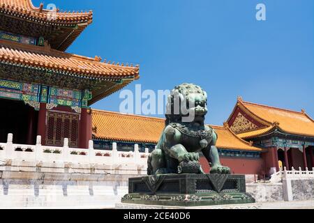 Un possente leone cinese protegge l'ingresso a una delle corti interne della Città Proibita, Pechino, Cina Foto Stock