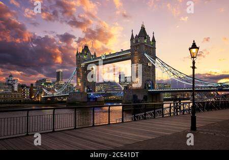Tower Bridge al tramonto a Londra Foto Stock