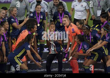 San Sebastian, Spagna. 30 agosto 2020. Nikita Parris di Lione festeggia con il trofeo dopo aver vinto la partita di calcio della UEFA Women's Champions League (finale) tra VfL Wolfsburg e Olympique Lyonnais 3-1 Daniela Porcelli/SPP Credit: SPP Sport Press Photo. /Alamy Live News Foto Stock