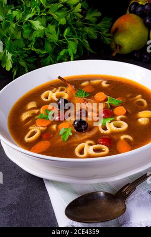 La zerninaa con gli spaghetti è una zuppa tradizionale polacca Foto Stock