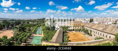 Vista panoramica dei giardini dell'Alcazar de los Reyes Cristianos a Cordoba in una bella giornata estiva, in Spagna Foto Stock
