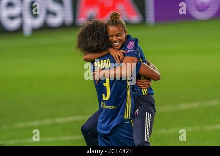 San Sebastian, Spagna. 30 agosto 2020. Wendie Renard (3 Olympique Lyonnais) festeggia con Nikita Parris dopo aver vinto la partita di football della UEFA Women's Champions League (finale) tra VfL Wolfsburg e la partita di football della UEFA Women's Champions League 3-1 Lyonnais (finale). Daniela Porcelli/SPP Credit: SPP Sport Press Photo. /Alamy Live News Foto Stock