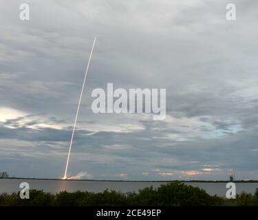 Cape Canaveral, Florida, Stati Uniti. 30 agosto 2020. Un'esposizione di tempo di un razzo SpaceX Falcon 9 come si lancia alle 7:18 PM dal complesso 40 alla stazione dell'aeronautica di Cape Canaveral, Florida domenica 30 agosto 2020. A bordo di Falcon è presente un satellite di osservazione della Terra, SAOCOM 1B, per l'agenzia spaziale argentina. Photo by Joe Marino/UPI Credit: UPI/Alamy Live News Credit: UPI/Alamy Live News Foto Stock