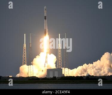 Cape Canaveral, Florida, Stati Uniti. 30 agosto 2020. Un razzo SpaceX Falcon 9 viene lanciato alle 7:18 dal complesso 40 presso la Stazione dell'Aeronautica militare di Cape Canaveral, Florida, domenica 30 agosto 2020. A bordo di Falcon è presente un satellite di osservazione della Terra, SAOCOM 1B, per l'agenzia spaziale argentina. Photo by Joe Marino/UPI Credit: UPI/Alamy Live News Credit: UPI/Alamy Live News Foto Stock