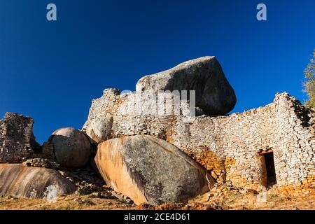 Grandi rovine dello Zimbabwe, cortile del 'complesso della collina', acropoli, antica capitale della civiltà Bantu, provincia di Masvingo, Zimbabwe, Africa Foto Stock