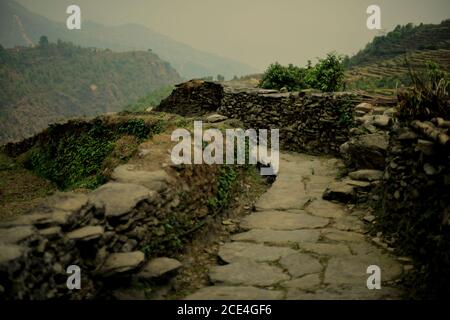 Percorso lapidato nel villaggio agricolo di Sidhane sulla regione di montagna Panchase, Nepal, dove la comunità gestisce ecoturismo. Foto Stock