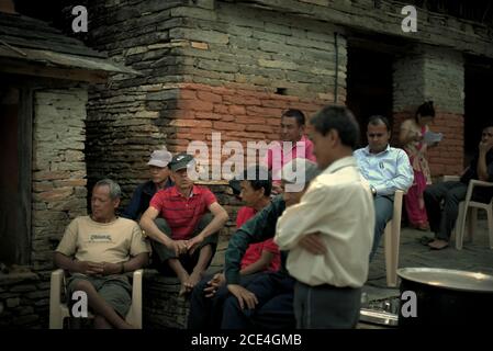 Abitanti del villaggio prima di un incontro con i visitatori nel villaggio agricolo di Sidhane, Kaski, provincia di Gandaki Pradesh, Nepal. Foto Stock