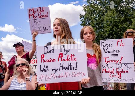 30 agosto 2020, Boston, Massachusetts, USA: I manifestanti si radunano durante il rally del mandato anti-influenza sparata a Boston. Centinaia di manifestanti contro l'influenza si radunano contro il mandato del vaccino contro l'influenza del Massachusetts al di fuori dello Statehouse il 30 agosto 2020. I funzionari della sanità pubblica del Massachusetts hanno annunciato il 19 agosto che l'immunizzazione contro l'influenza era ora necessaria per tutti gli studenti di età superiore ai 6 mesi presso la scuola materna, K-12, e le università, a meno che non venga fornita un'esenzione medica o religiosa. Si prevede che gli studenti abbiano ricevuto un vaccino antinfluenzale entro il 31 dicembre 2020 per la stagione influenzale 2020-2021. (Foto di KE Foto Stock