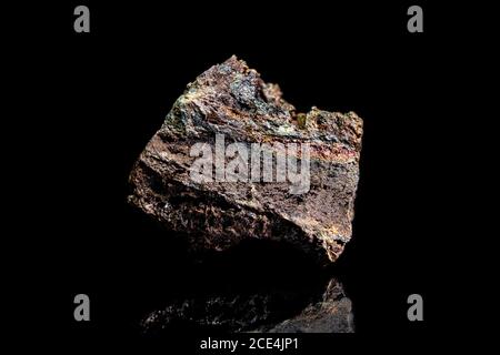 Limonite o minerale di ferro marrone, roccia grezza su fondo nero, minerario e geologia, mineralogia Foto Stock